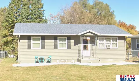 9006 Valley St, Omaha, NE 68124