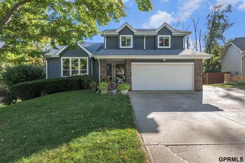 821 Juniper Cir, Papillion, NE 68046