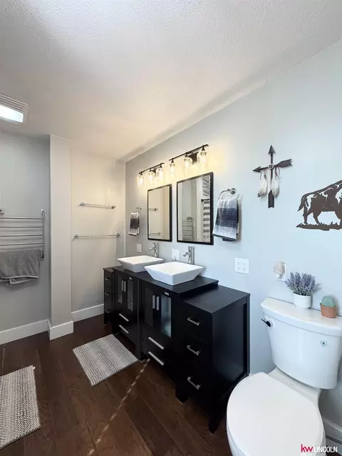 Bath - 26855 SW 89 Rd, Beatrice, NE 68310 photo 2 of 6