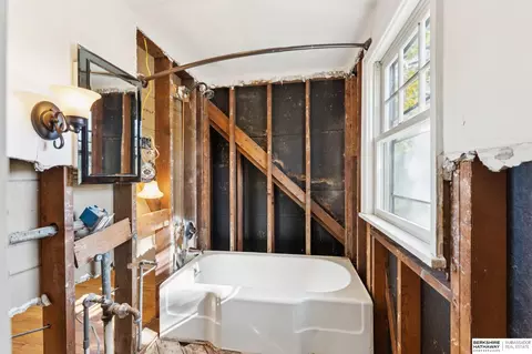 Bath - 101 E 16 Ave, Bellevue, NE 68005 photo 1 of 1