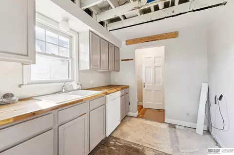 Kitchen - 101 E 16 Ave, Bellevue, NE 68005 photo 3 of 3