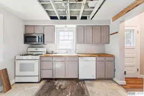 Kitchen - 101 E 16 Ave, Bellevue, NE 68005 photo 1 of 3