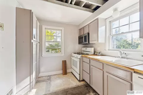 Kitchen - 101 E 16 Ave, Bellevue, NE 68005 photo 2 of 3
