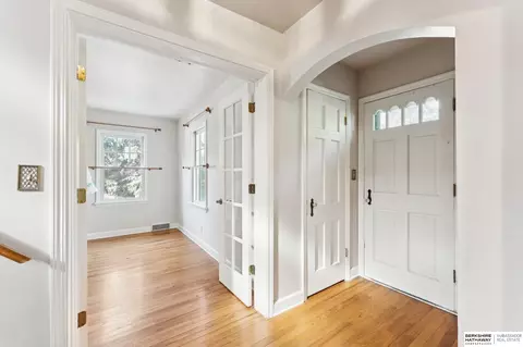 Entry Way - 101 E 16 Ave, Bellevue, NE 68005 photo 1 of 3