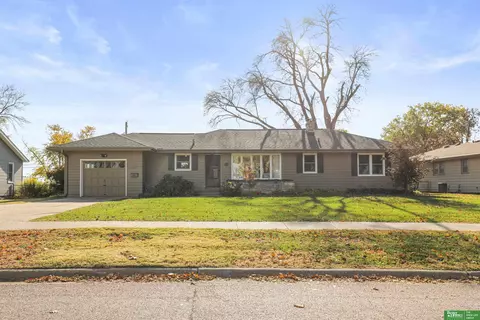 307 Crest Rd, Papillion, NE 68046