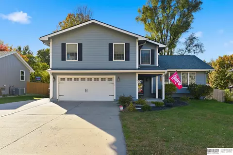 1101 Crest Rd, Papillion, NE 68046