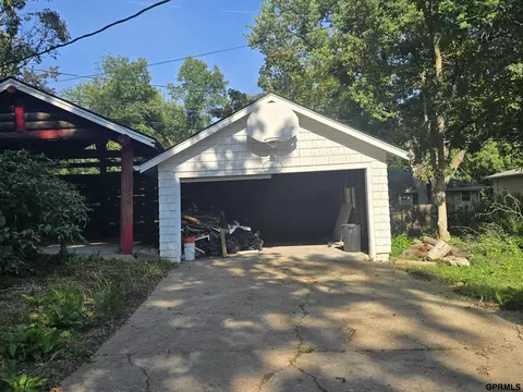 7717 N 39th St, Omaha, NE 68112