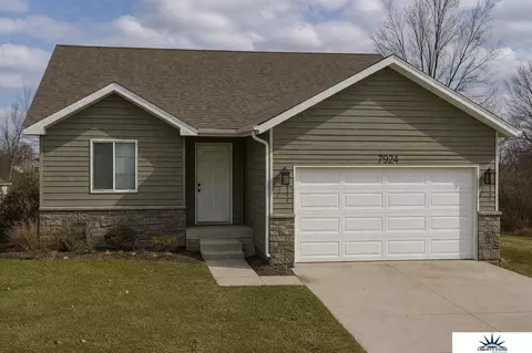 7924 N 94th St, Omaha, NE 68122