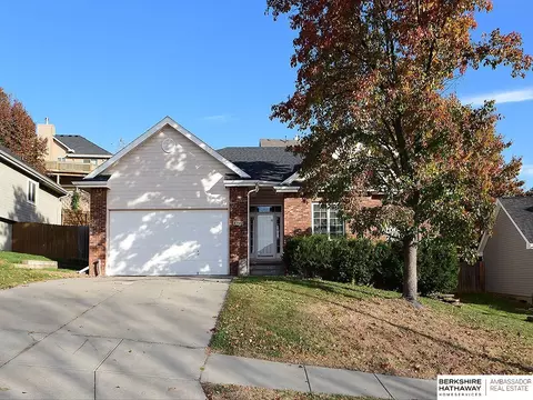 4702 Glenmorrie Dr, Omaha, NE 68157