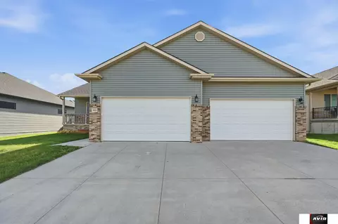 10111 White Pine Rd, Lincoln, NE 68527