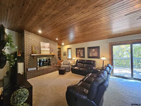 Living - 712 S Maltby Ave, Sutton, NE 68979 photo 2 of 8