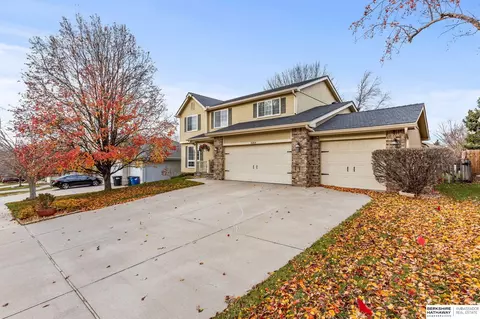 16904 L Cir, Omaha, NE 68135