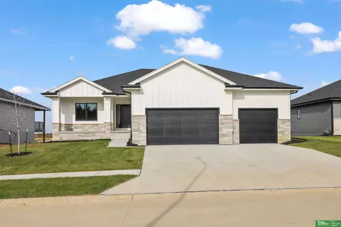 12384 Windsor Dr, Papillion, NE 68046