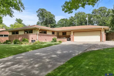 1610 Circle Dr, Lincoln, NE 68506