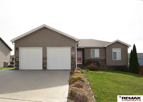 917 W 10th St, Hickman, NE 68372