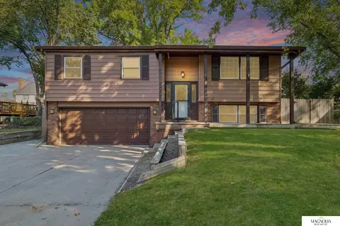 8124 S Hazelwood Dr, Lincoln, NE 68510