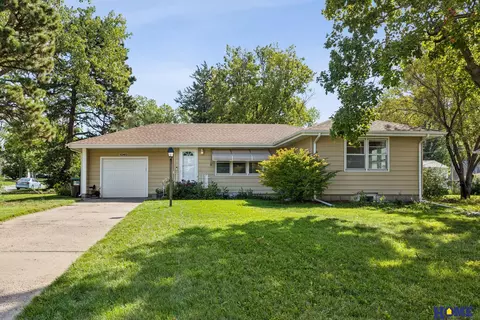 1040 N 66th St, Lincoln, NE 68505