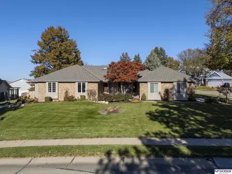 514 Windsor Dr, Papillion, NE 68046