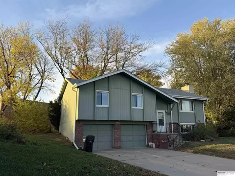 7802 Chinawood Ave, La Vista, NE 68128