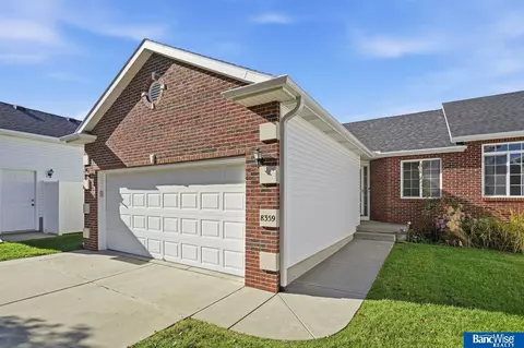 8359 S Tularosa Ct, Lincoln, NE 68516