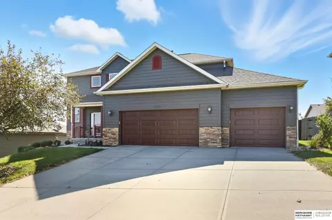 19505 Pearl Cir, Omaha, NE 68022