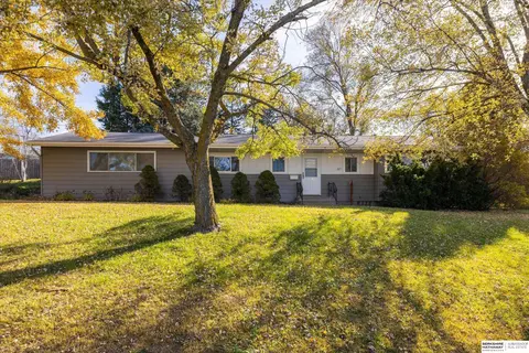 101 Crestridge Dr, Bellevue, NE 68005