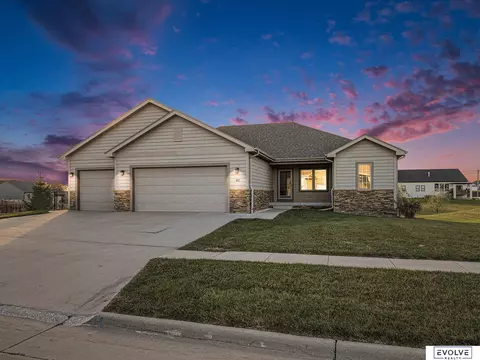 102 Firethorn Dr, Treynor, IA 51575