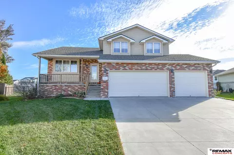 8933 Prairie Village Ct, Lincoln, NE 68507