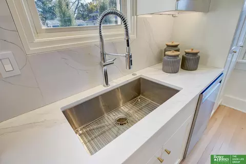 Kitchen - 5007 Izard St, Omaha, NE 68132 photo 4 of 4