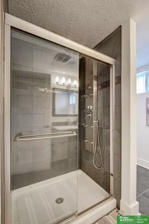 Bath - 5007 Izard St, Omaha, NE 68132 photo 7 of 8