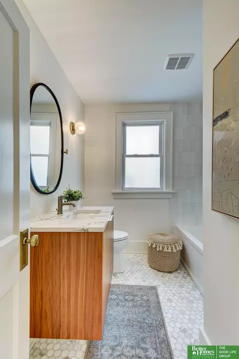 Bath - 5007 Izard St, Omaha, NE 68132 photo 1 of 8