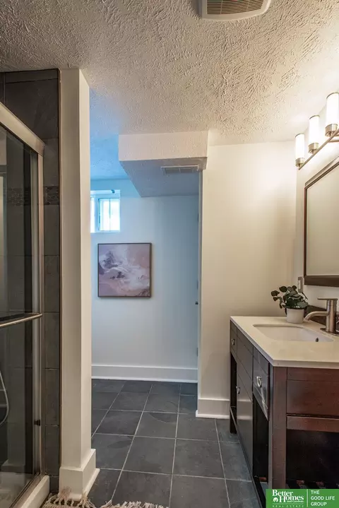 Bath - 5007 Izard St, Omaha, NE 68132 photo 6 of 8