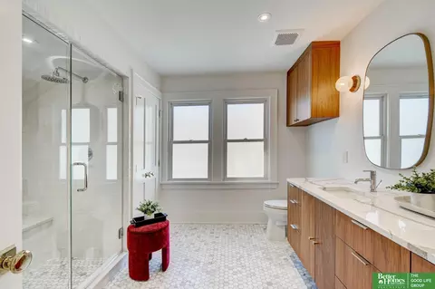 Bath - 5007 Izard St, Omaha, NE 68132 photo 3 of 8