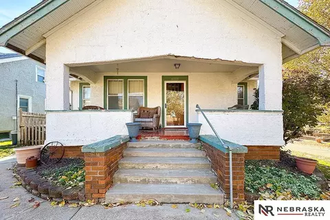 5725 Mayberry St, Omaha, NE 68106