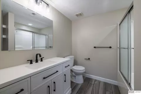 Bath - 17517 Patrick Ave, Omaha, NE 68116 photo 4 of 4