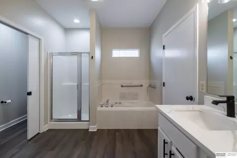 Bath - 17517 Patrick Ave, Omaha, NE 68116 photo 2 of 4