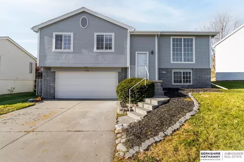 1106 Marshall Cir, Papillion, NE 68046