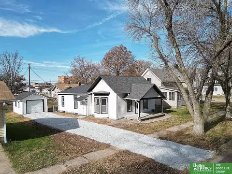 321 N Iowa Ave N, York, NE 68467