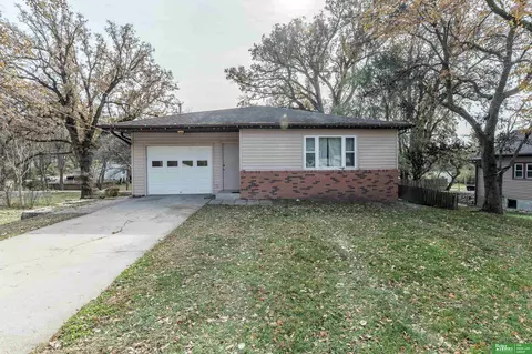 303 Eldora Ave, Weeping Water, NE 68463