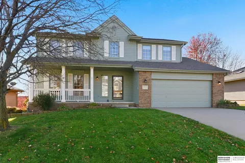 2001 Liberty Ln, Papillion, NE 68133