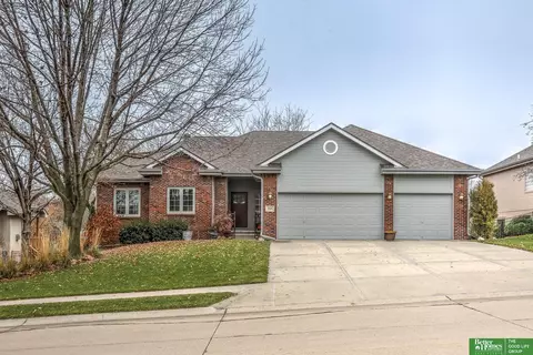 909 Rawhide Rd, Papillion, NE 68046