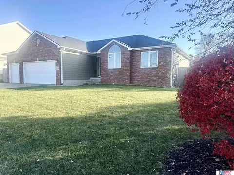 6744 Glass Ridge Dr, Lincoln, NE 68526