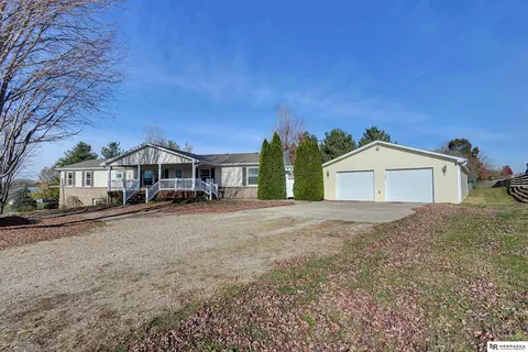 520 Sunset Dr, Yutan, NE 68073