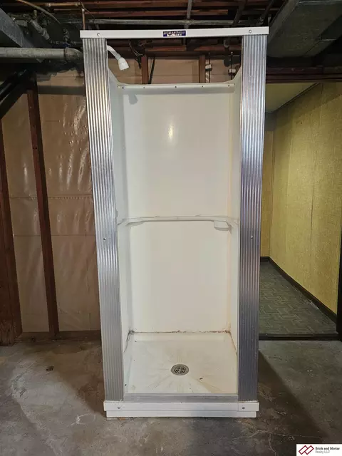 Bath - 808 Garfield St, Beatrice, NE 68310 photo 6 of 6