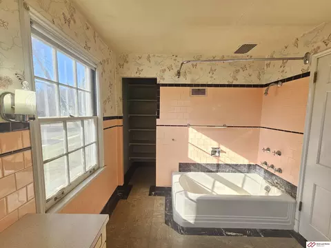 Bath - 808 Garfield St, Beatrice, NE 68310 photo 4 of 6