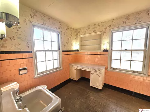 Bath - 808 Garfield St, Beatrice, NE 68310 photo 3 of 6