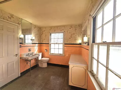 Bath - 808 Garfield St, Beatrice, NE 68310 photo 5 of 6