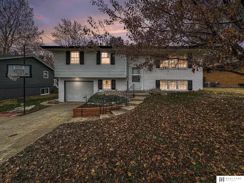 2841 Loveland Dr, Lincoln, NE 68502