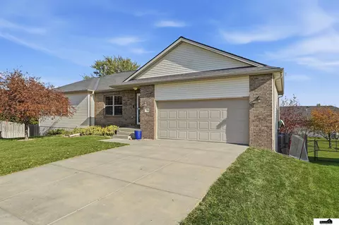 9508 Mortensen Ct, Lincoln, NE 68526