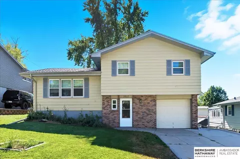 7617 Newport Ave, Omaha, NE 68122